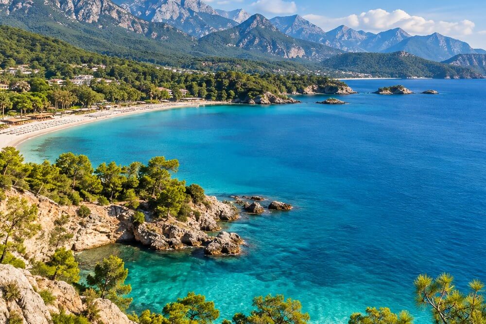 Kemer – zatoka z turkusową wodą i górami Taurus na wybrzeżu