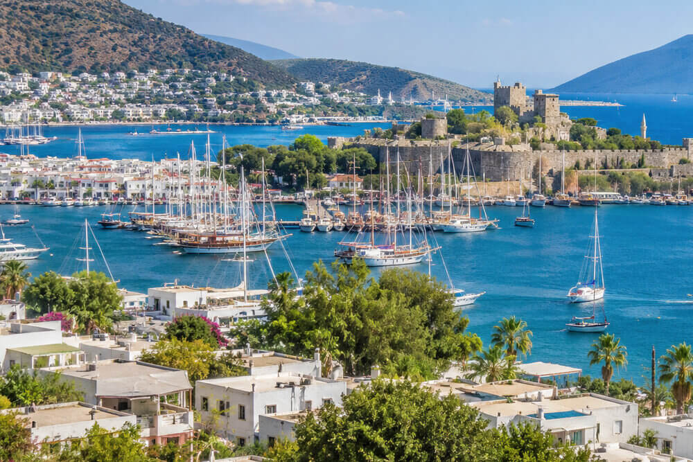 Białe domy Bodrum i marina w łagodnym wiosennym świetle