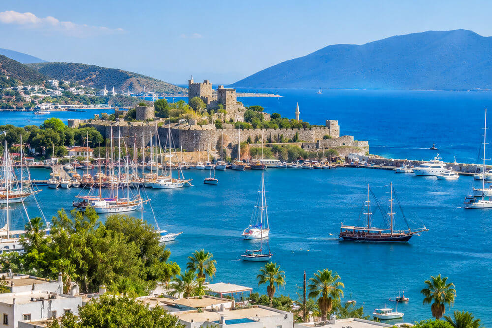 Żaglówki zacumowane przy marinie Bodrum w słoneczny letni dzień