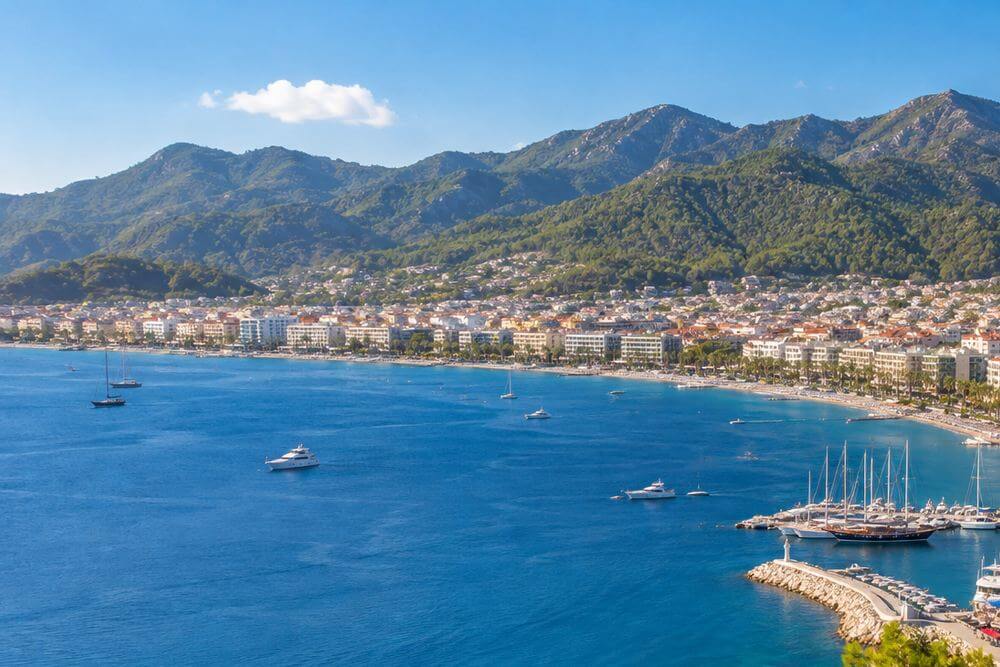 Nadbrzeżne hotele i zalesione wzgórza przy zatoce Marmaris