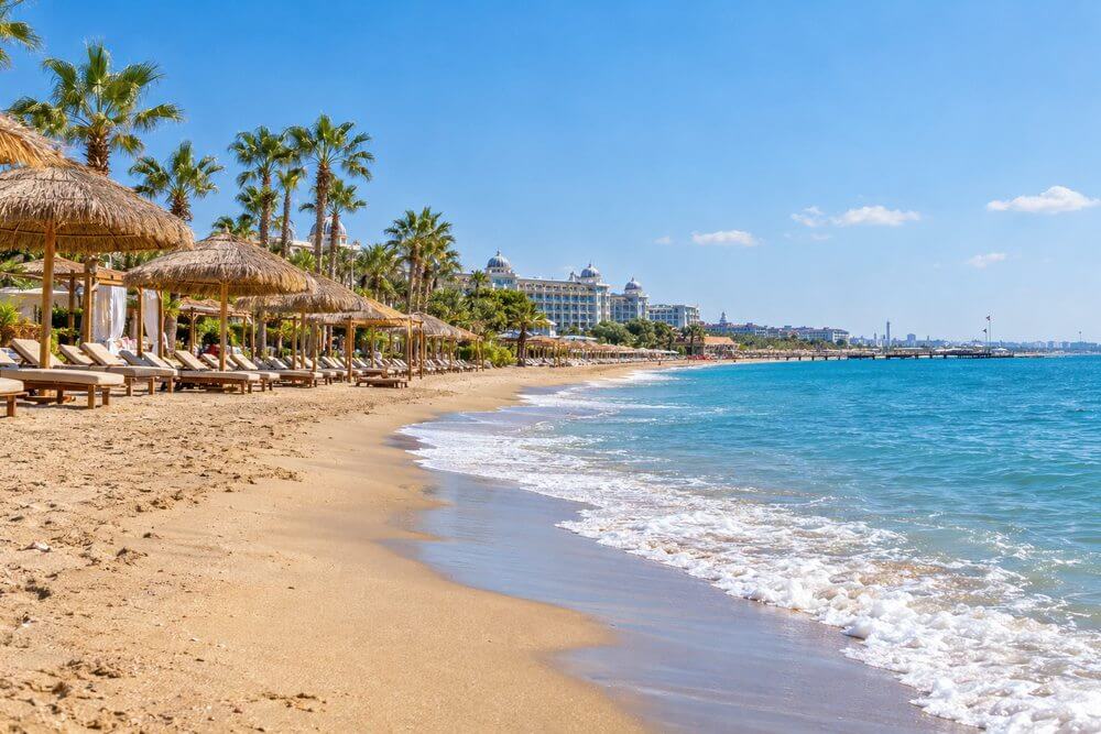 Hotelowe ogrody i piaszczysta plaża w wypoczynkowym rejonie Belek