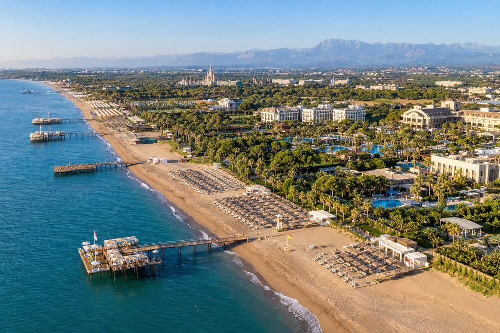 Zielone tereny hoteli i plaża w nadmorskiej strefie Kadriye