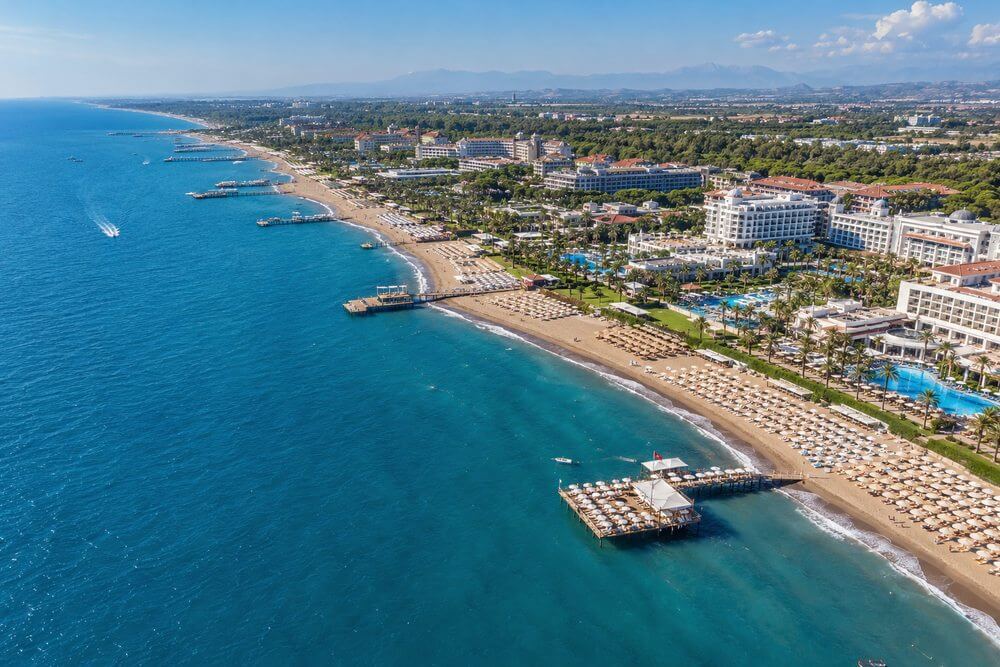 Plaża i nadmorskie kompleksy hotelowe w rejonie Boğazkent