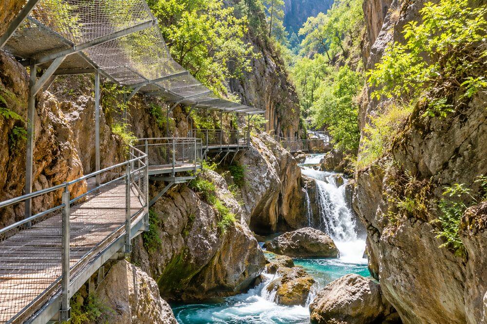 Wodospad i skalne baseny w głębi Sapadere Canyon