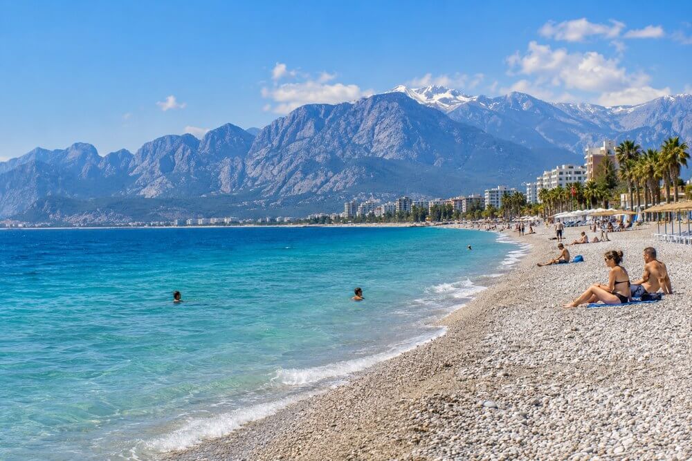 Plaża Konyaaltı w Antalyi z górami Taurus w maju