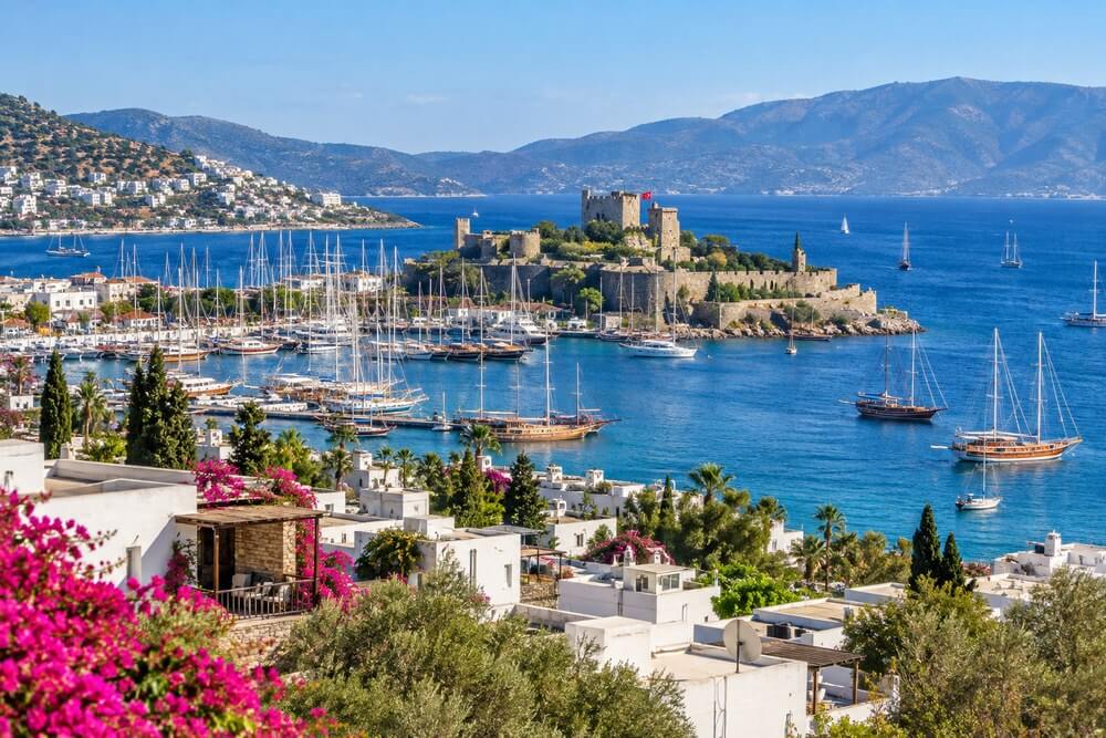 Zatoka Bodrum z białą zabudową i zamkiem nad Morzem Egejskim