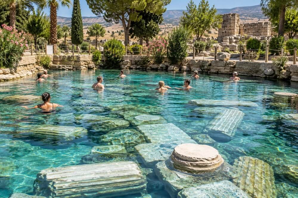 Antyczny Basen w Hierapolis z kolumnami pod wodą