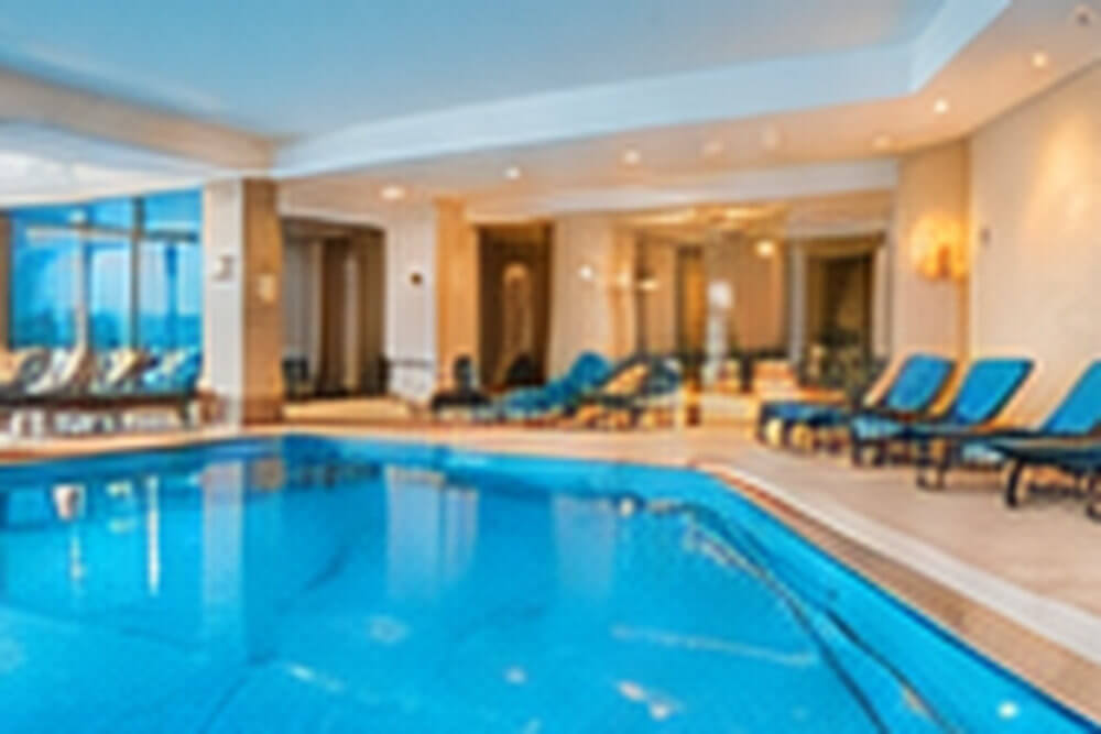 Kryty basen w tureckim hotelu przygotowany na pobyt zimowy