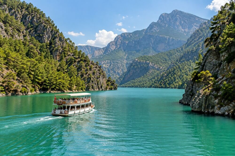 Green Canyon i łódź na jeziorze Oymapınar koło Manavgatu