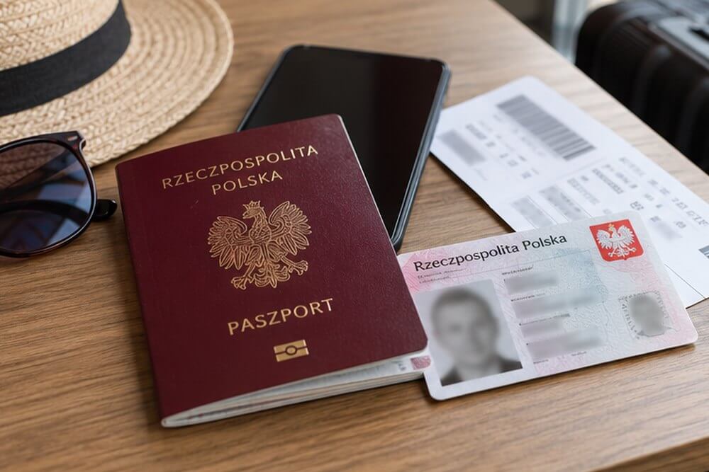 Paszport i dowód osobisty przygotowane do podróży do Turcji