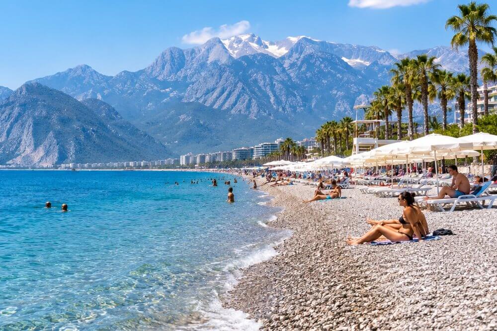 Plaża na Riwierze Tureckiej w czerwcu