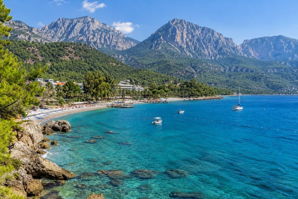 Kemer z górami Taurus i turkusowym wybrzeżem