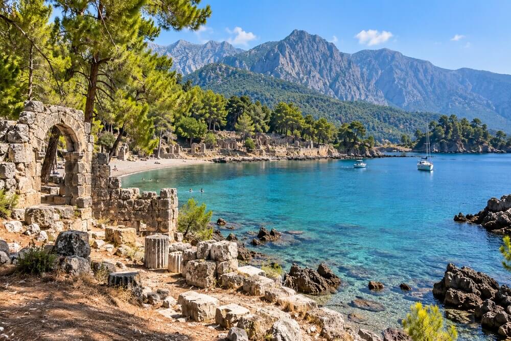Zatoka Phaselis koło Kemer otoczona lasem i górami
