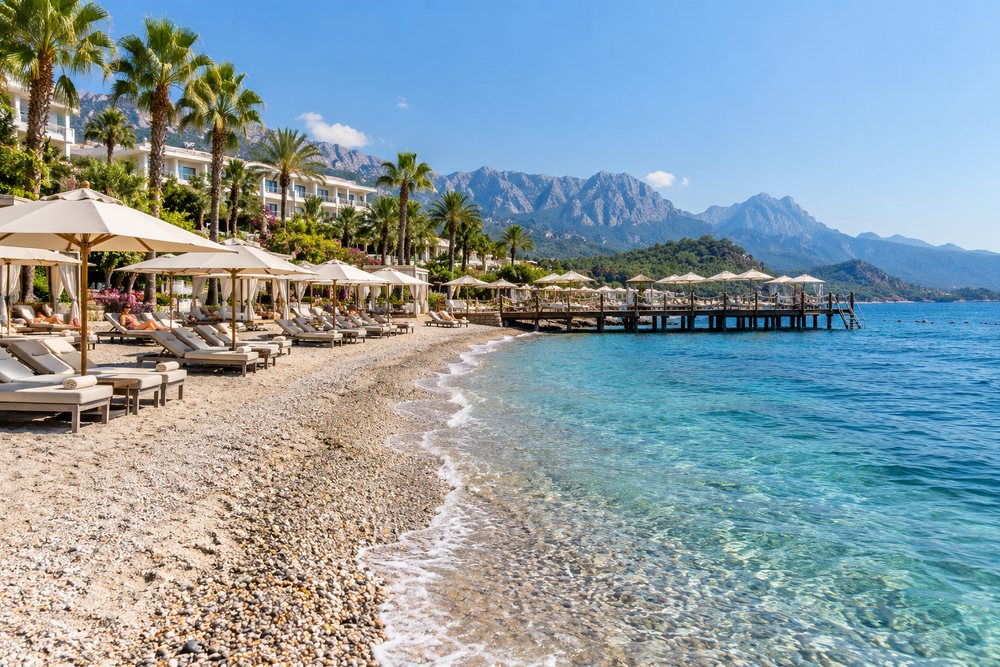 Piaszczysto-żwirowa plaża przy resorcie w Turcji