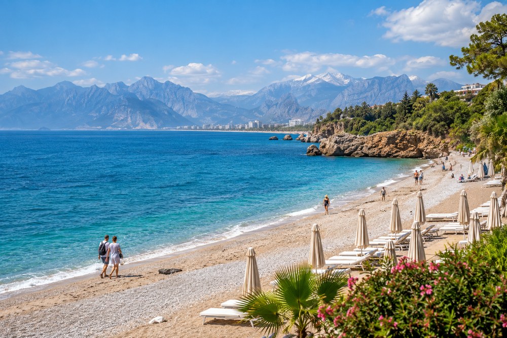 Plaża na Riwierze Tureckiej w kwietniu przed pełnym sezonem