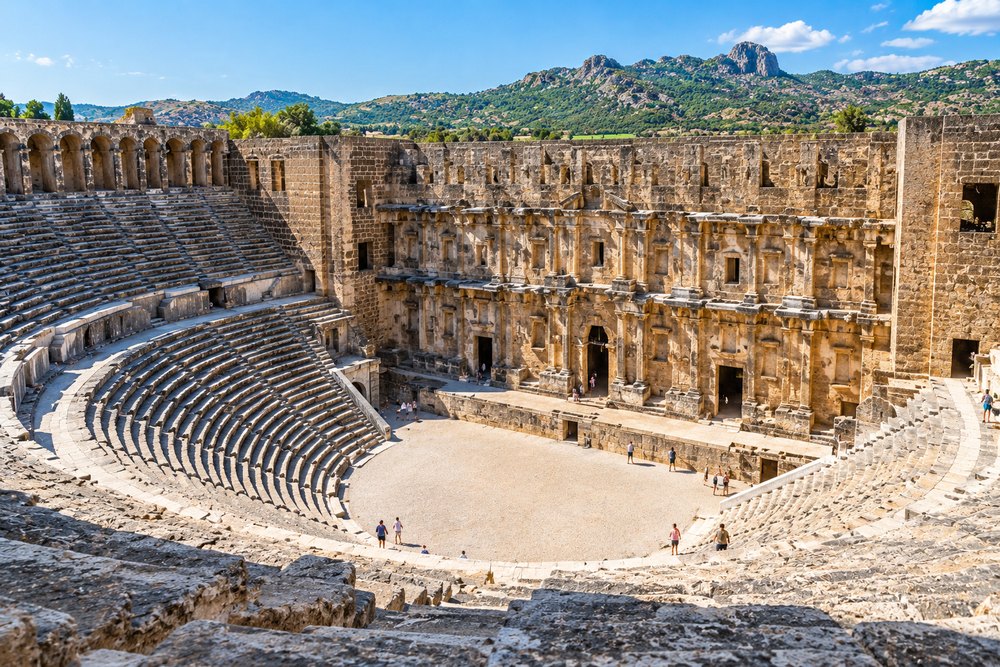 Widownia i ściana sceny teatru Aspendos