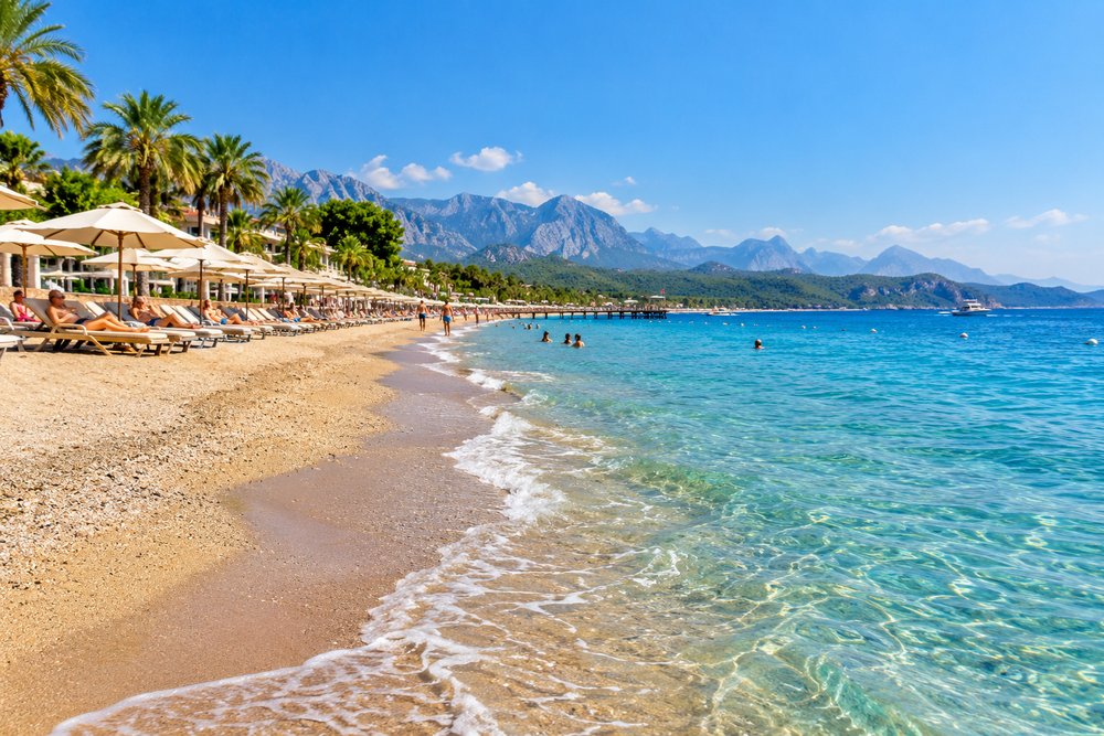 Plaża na Riwierze Tureckiej w lipcowym słońcu