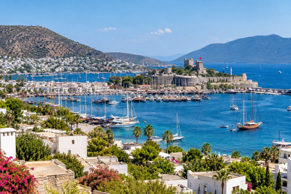 Marina i wybrzeże Bodrum podczas letniego dnia