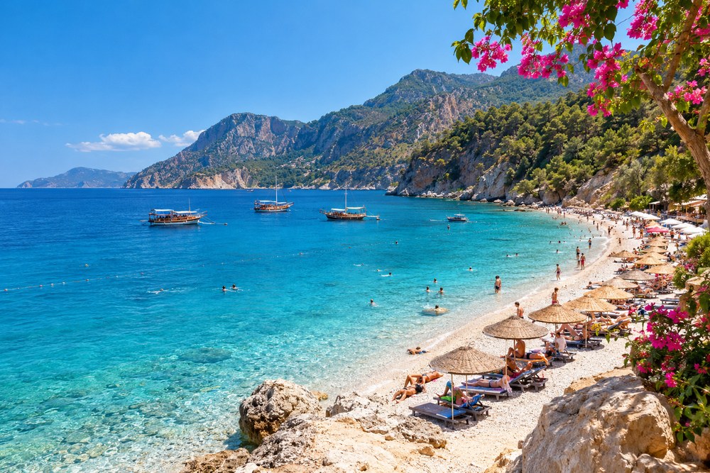Ciepłe Morze Śródziemne przy plaży w Antalyi