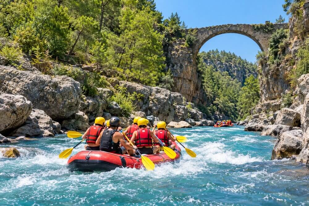 Rafting na Köprüçay z kaskami i kamizelkami asekuracyjnymi
