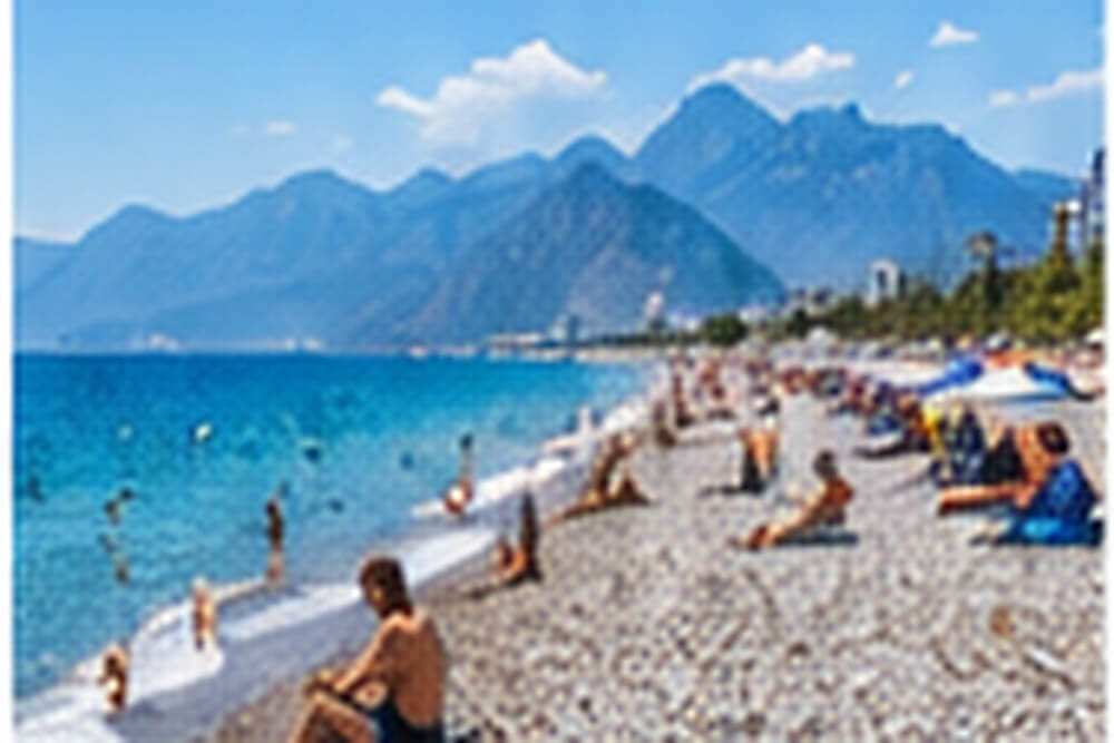 Plaża Konyaaltı w Antalyi z górami Taurus
