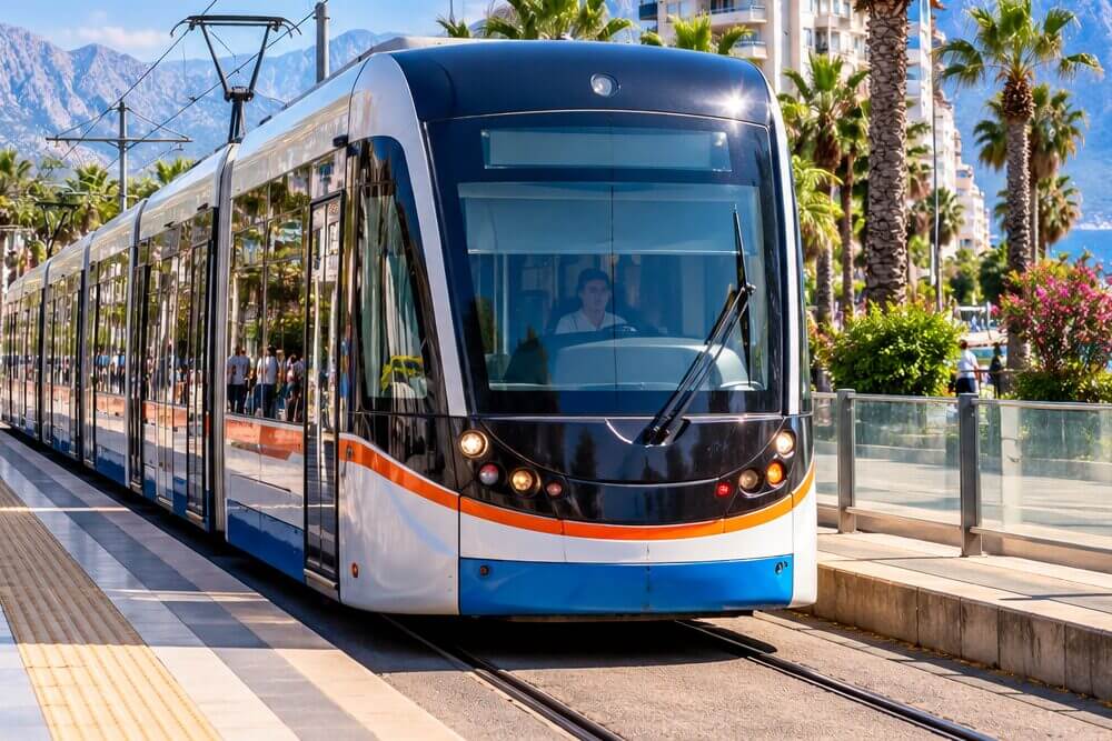 Tramwaj Antray na miejskim przystanku w Antalyi