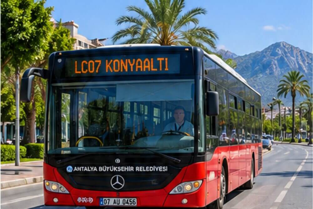Czerwony autobus miejski na ulicy w Antalyi