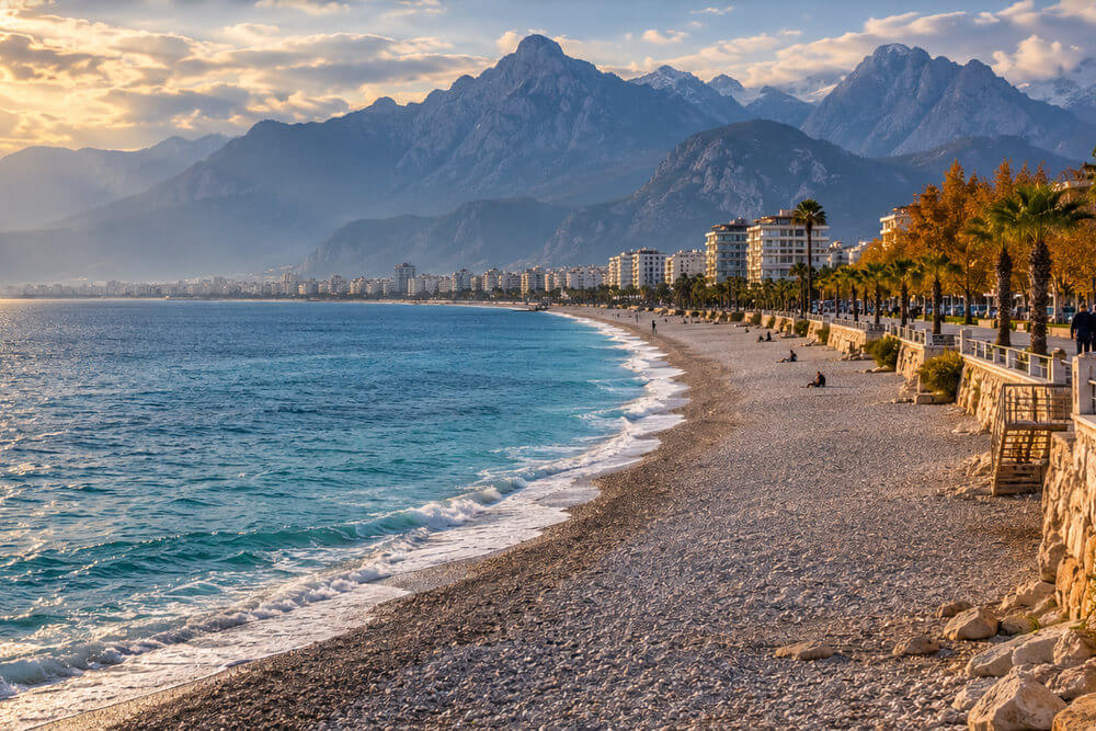 Spokojna plaża Konyaaltı w Antalyi pod listopadowym niebem