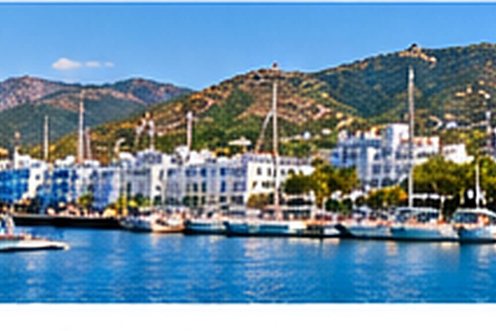 Marina w Bodrum i białe domy na wzgórzach