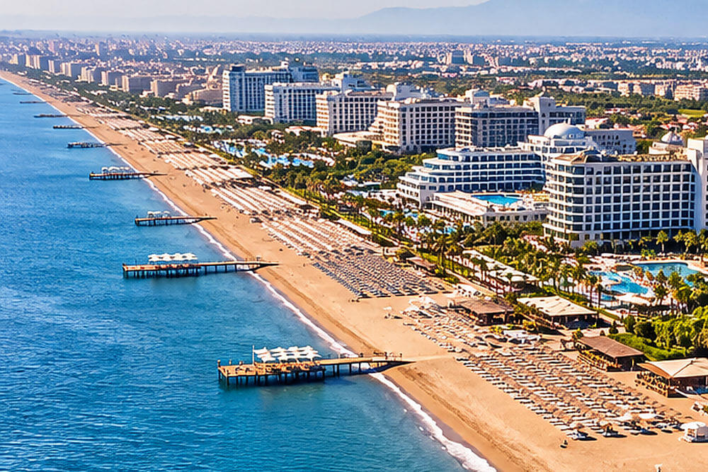 Pas resortów przy szerokiej plaży Lara-Kundu w Antalyi