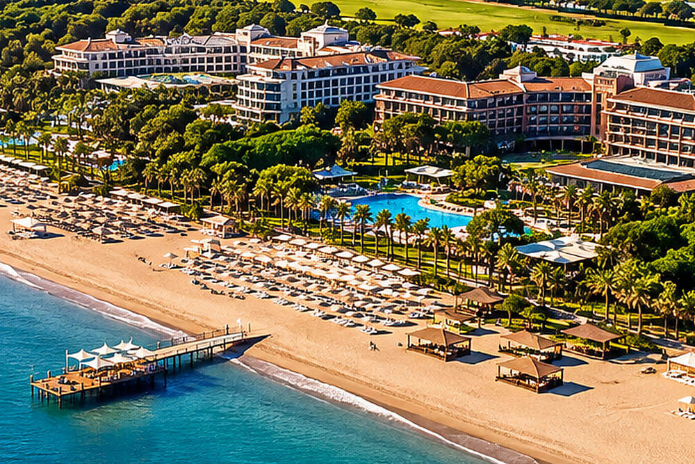 Piaszczysty brzeg i zielone resorty wypoczynkowe w Belek