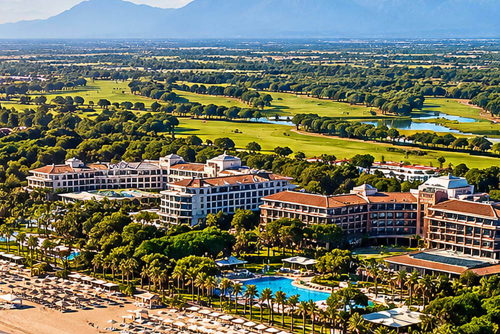 Pola golfowe oraz rozległy kompleks hotelowy w Belek