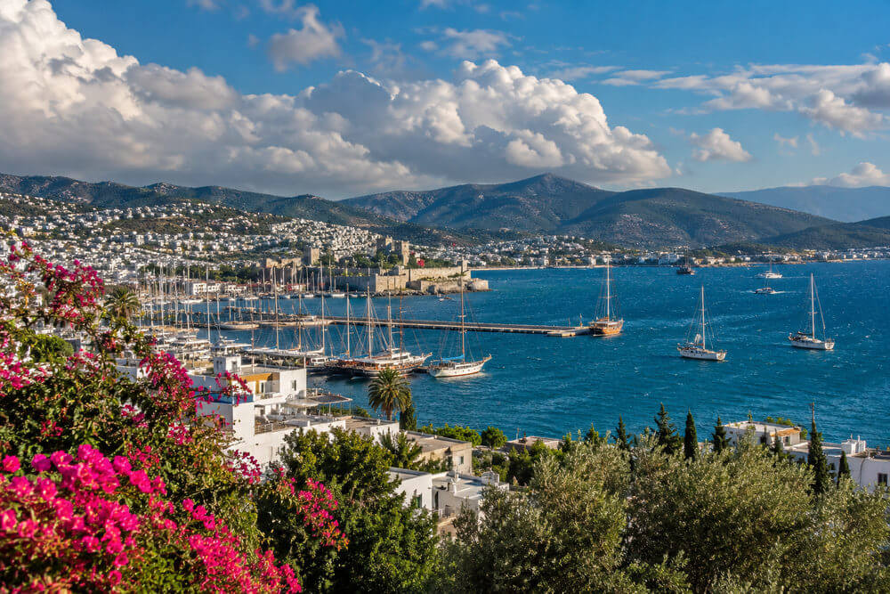 Zatoka Bodrum i białe domy w wietrzny wiosenny dzień