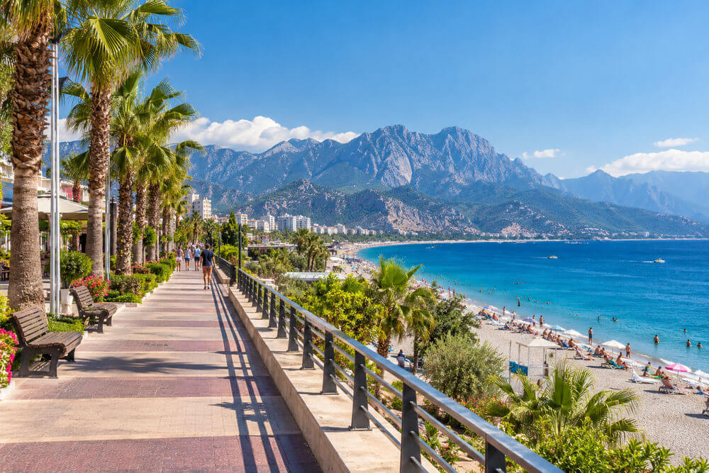 Promenada Konyaaltı w Antalyi nad Morzem Śródziemnym