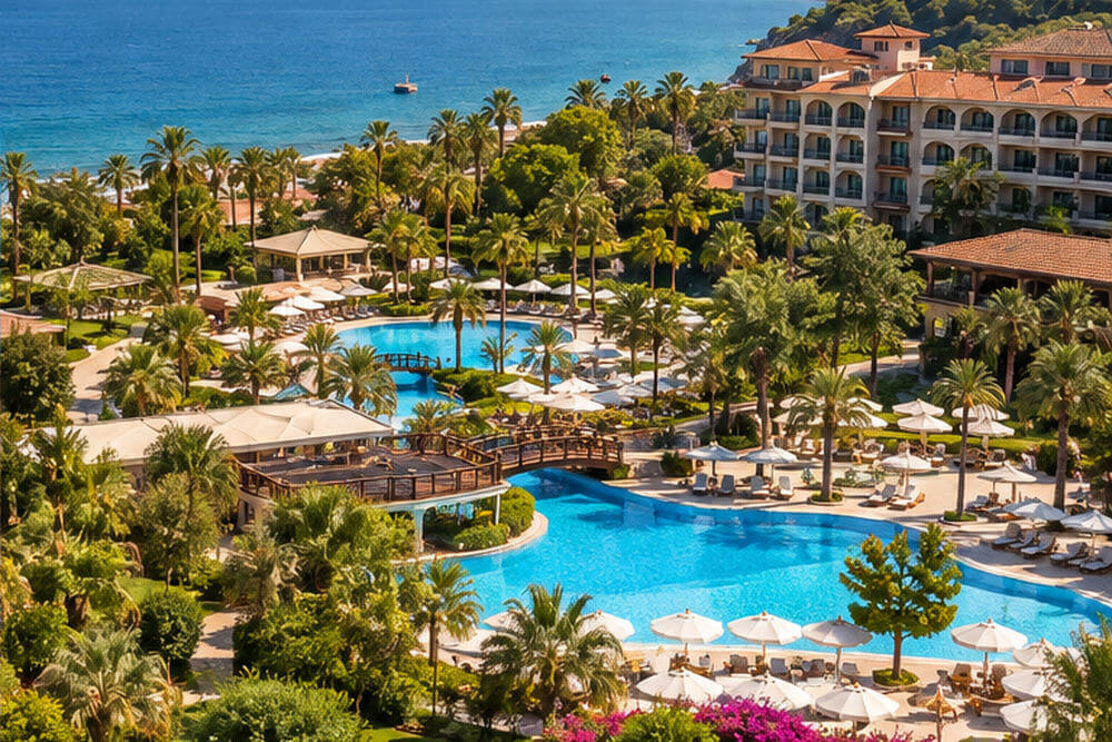 Rozległy resort nad morzem w Turcji z basenami i zielenią